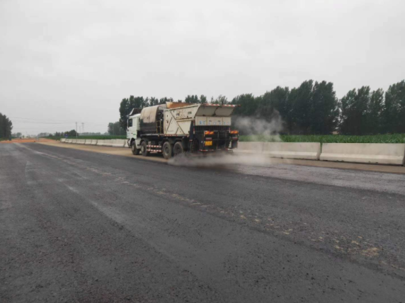 祝賀我司平頂山外環(huán)項(xiàng)目透層、稀漿封層試驗(yàn)段完成