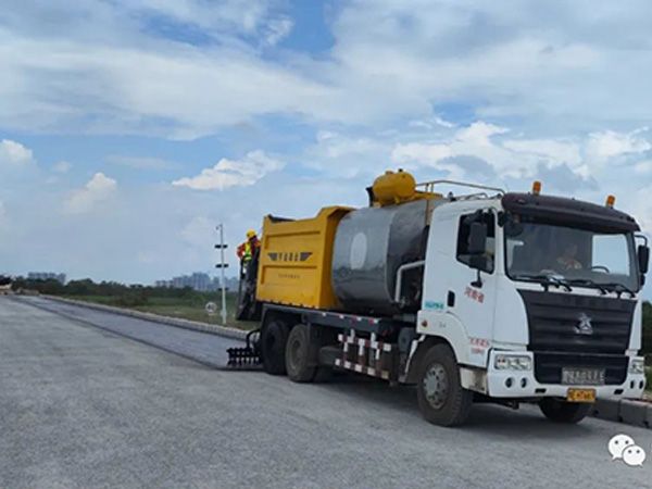 熱烈祝賀我司鶴港高速封層、透層試驗(yàn)段成功